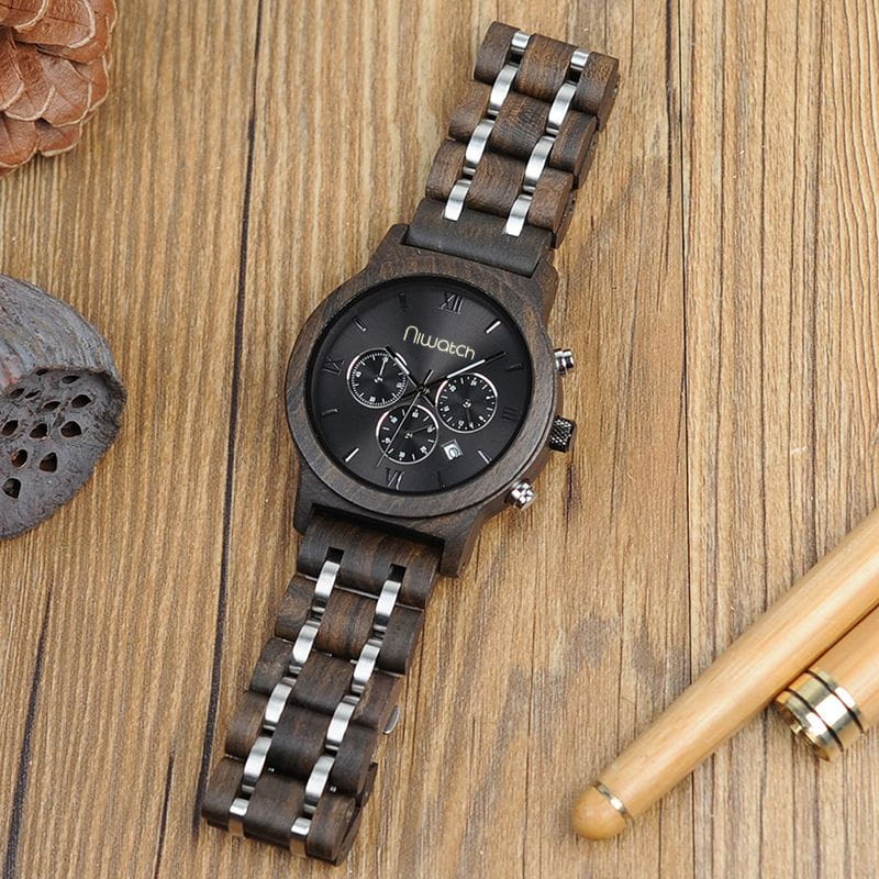drewniany-zegarek-chrono-niwatch-heban-na-bransolecie-lezy-na-stole